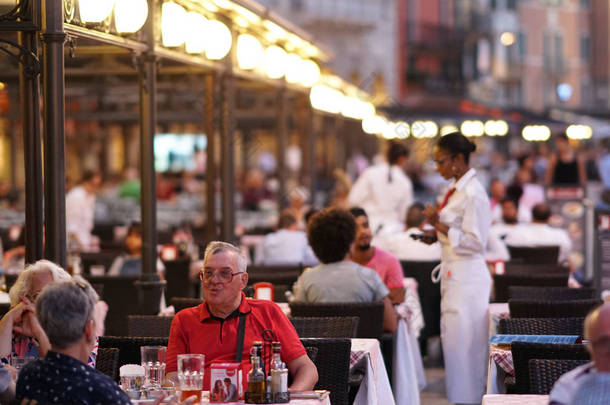 意大利维罗纳-2018年9月5日: 人们在餐馆和咖啡馆的外桌前<strong>冰凉</strong>