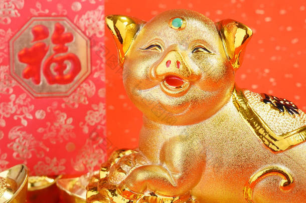 2019年是猪年，金猪银行有红色背景，书法翻译：好祝福储蓄和财富.