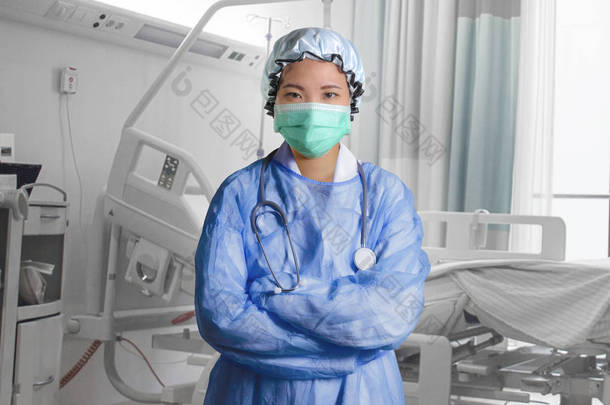 年轻自信和成功的亚洲韩国医学医生妇女在医院擦洗和面具摆姿势隔离在诊所病人床在医疗保健作为企业医生画像