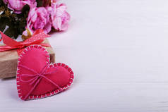 粉红色的感觉心脏, 鲜花和手工制作的礼物上白色木桌, 概念, 横幅, 节省空间.