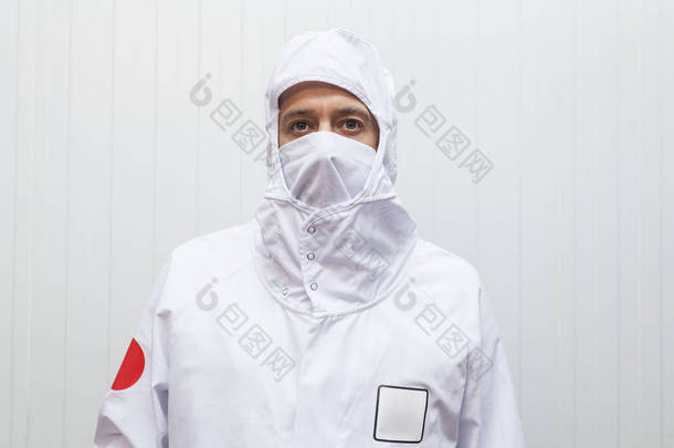 条例规定的工人穿着卫生工作服的特写肖像
