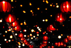 中国的红色灯笼是夜晚街上新年的标志。月球假日的概念。散发着浪漫的气息.