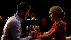 漂亮的丈夫和妻子在餐厅吃浪漫晚餐, 晚上两个人