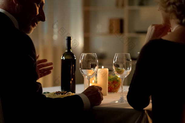 年迈优雅的男人和女人在餐厅庆祝节日, 浪漫的约会
