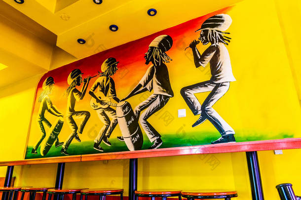 描绘五个跳舞的雷鬼牙买加人与乐器在墙上