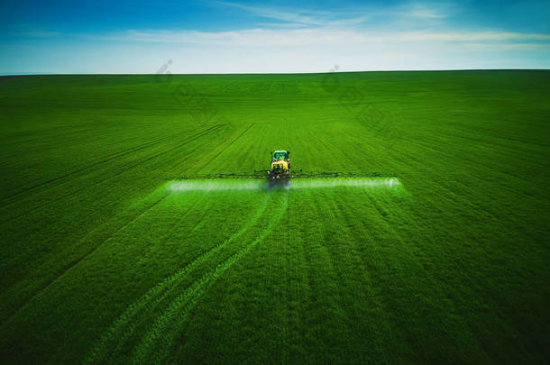 农田耕作<strong>拖拉机</strong>耕作和喷涂的空中景观.