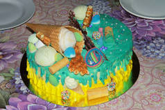 美丽的生日蛋糕在糖霜与水果, 棉花糖, 华夫饼, 和水果填充物
