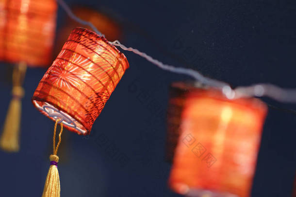 红色小灯笼为中国新年在晚上