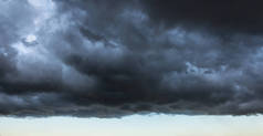 乌云与风暴云的边缘, 在前方的雷阵雨前, 天气发生了变化.