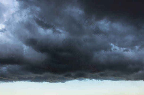 乌云与风暴云的边缘, 在前方的<strong>雷阵雨</strong>前, 天气发生了变化.
