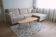 舒适明亮的客厅, 舒适的米色沙发, 可欣赏到