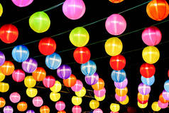 五颜六色的传统中国灯笼在黑暗的背景。中国除夕五颜六色的灯笼背景.