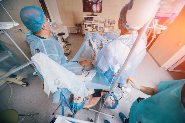 使用腹腔镜设备进行妇科<strong>手术</strong>的过程。在<strong>手术</strong>室的外科医生小组与<strong>手术</strong>设备。背景