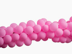粉红色装饰气球在一排在白色背景