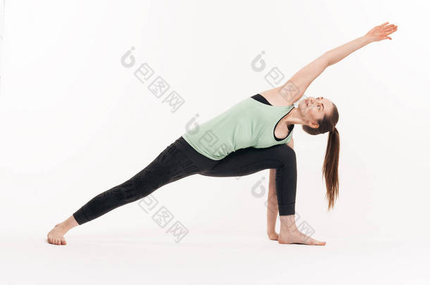 这个女孩在演播室里以白色为<strong>背景</strong>练习瑜伽。包括在涅盘。<strong>舒缓</strong>呼吸。释放脉轮.
