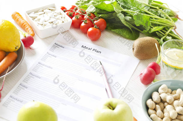 均衡的营养和膳食规划概念。新鲜水果和蔬菜, 种子和坚果健康的生活方式