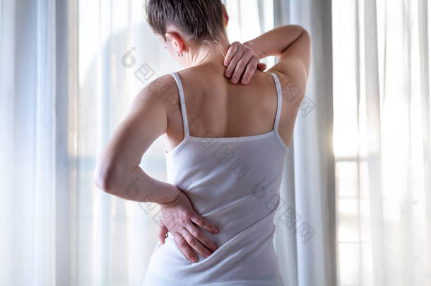 年轻女子颈部疼痛和背痛, 伸展肌肉. 
