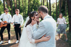 婚礼摄影亲吻新娘和新郎在不同的地点