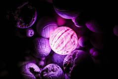 灯火通明的紫色气球