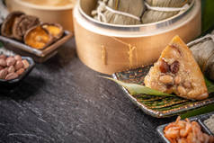 关闭, 复制空间, 著名的亚洲美味手工食品龙舟 (端武) 节, 新鲜从蒸笼蒸煮粽子形状的金字塔由树叶成分包裹