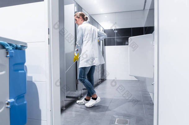 清洁女工或看门清洁工在洗手间拖地板