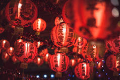 红色中国灯笼（翻译象形文字新年快乐）在春节期间排成一排，庆祝中国新年.  