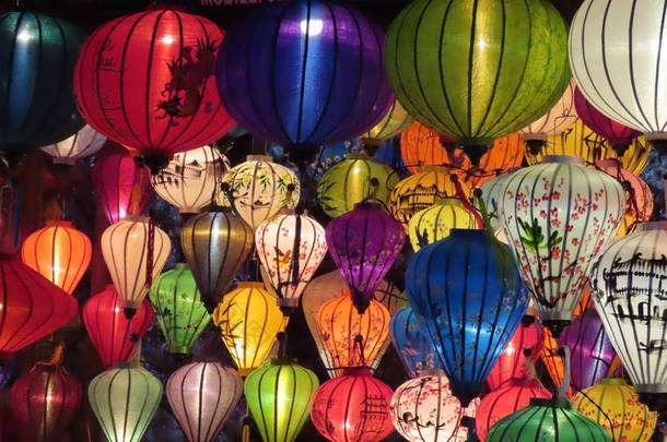 图案，许多明亮的五颜六色的灯饰手工制作在越南
