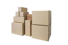 不同尺寸的纸板箱堆叠在 whi 上隔离的箱子