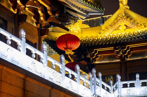 静安寺是上海静安区著名的旅游景点,是一座尊山玉寺。.