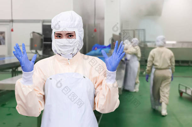 食品技术员控制。白色防护服，带<strong>口罩</strong>和手套。食品工业过程中的质量控制<strong>工人</strong>工作.