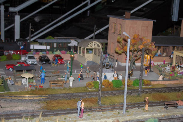 铁路、火车、铁轨和火车站布局的夜景，铁路职工生活的微缩场景.