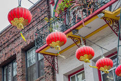红色和金色的中国灯笼悬挂在旧金山唐人街区，加利福尼亚州，美国.