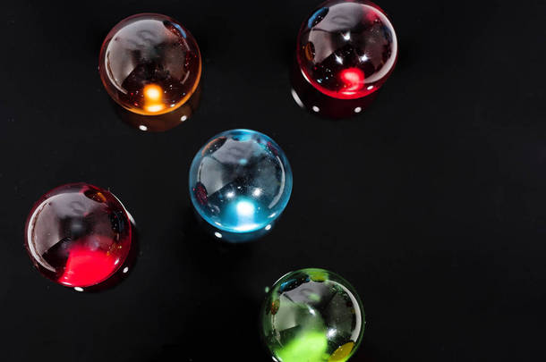 抽象宏观构成中的小玻璃球.