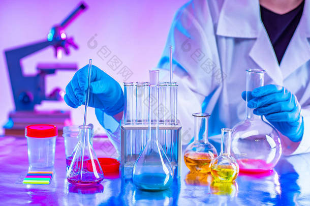 化学分析新方法的开发。使用化学测试确定原材料的质量。科学实验室.<strong>未知</strong>混合物成分的化学解释.
