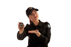 一名红发女警官在白色背景上为摄像机摆姿势的特写镜头.