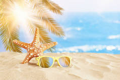 假期。沙滩、太阳镜和海星在夏天前