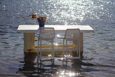 海边蓝色桌椅开放式咖啡馆户外餐厅在土耳其的海边。度假暑假.