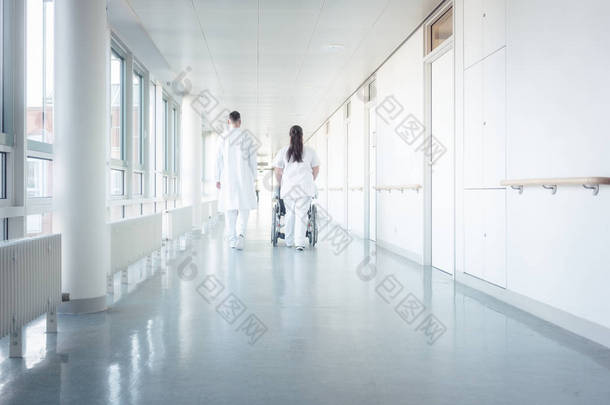 医生、护士和病人坐在医院走廊的轮椅上