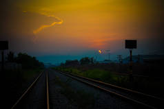 傍晚的阳光照耀在美丽的铁路上.
