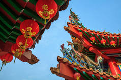 蓝天背景上的佛教寺庙的红红袍和建筑细节