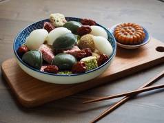 韩国传统糖果和饼干，松皮翁，蜂蜜馅蛋糕，芝麻谷米饼，江琼