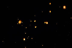 乐克宏和易鹏在夜间在天空中发布纸灯笼