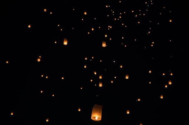 乐克宏和易鹏在夜间在天空中发布纸灯笼