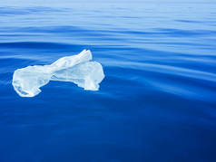 漂浮在水面上的塑料袋