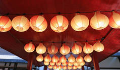 纸红白亚洲日本灯笼在行发光.