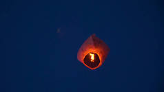 气球火天灯笼放飞灯笼，热气球灯笼在空中飞得很高。 气球着火飞灯，热气球灯笼飞起来