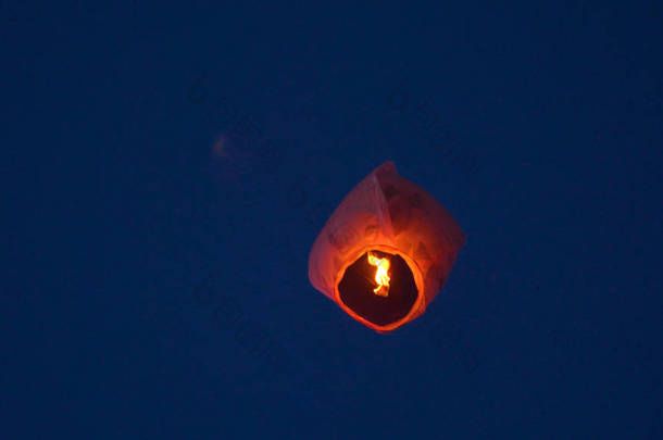 气球火天灯笼<strong>放飞</strong>灯笼，热气球灯笼在空中飞得很高。 气球着火飞灯，热气球灯笼飞起来