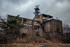 旧毁了废弃的工厂。格鲁吉亚阿布哈兹晚秋