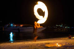 惊人的消防舞者摇摆火舞表演火表演在泰国的海滩上