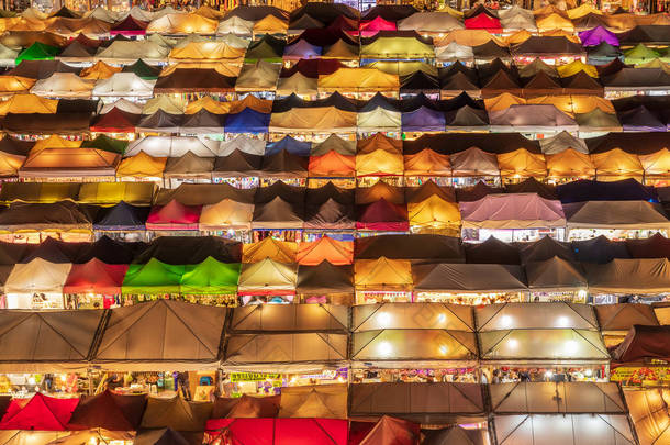 在泰国铁路夜市忙碌的亚洲街头美食的顶视图与五颜六色的摊位和夜间的光线